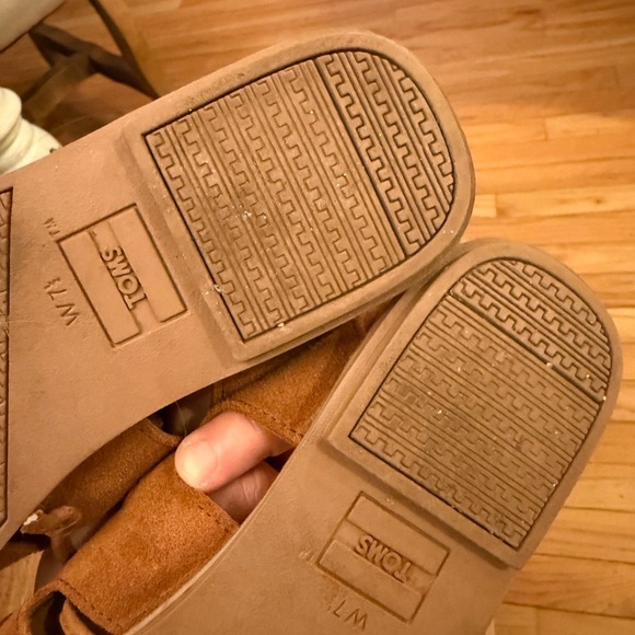 Toms Brown Sandals Strappy Suede Casual see all pics for wear in very good cond! - Picture 7 of 7